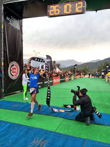 Manu Vilaseca, feliz, cruzando la meta. Foto: Araceli Paz | TrailChile