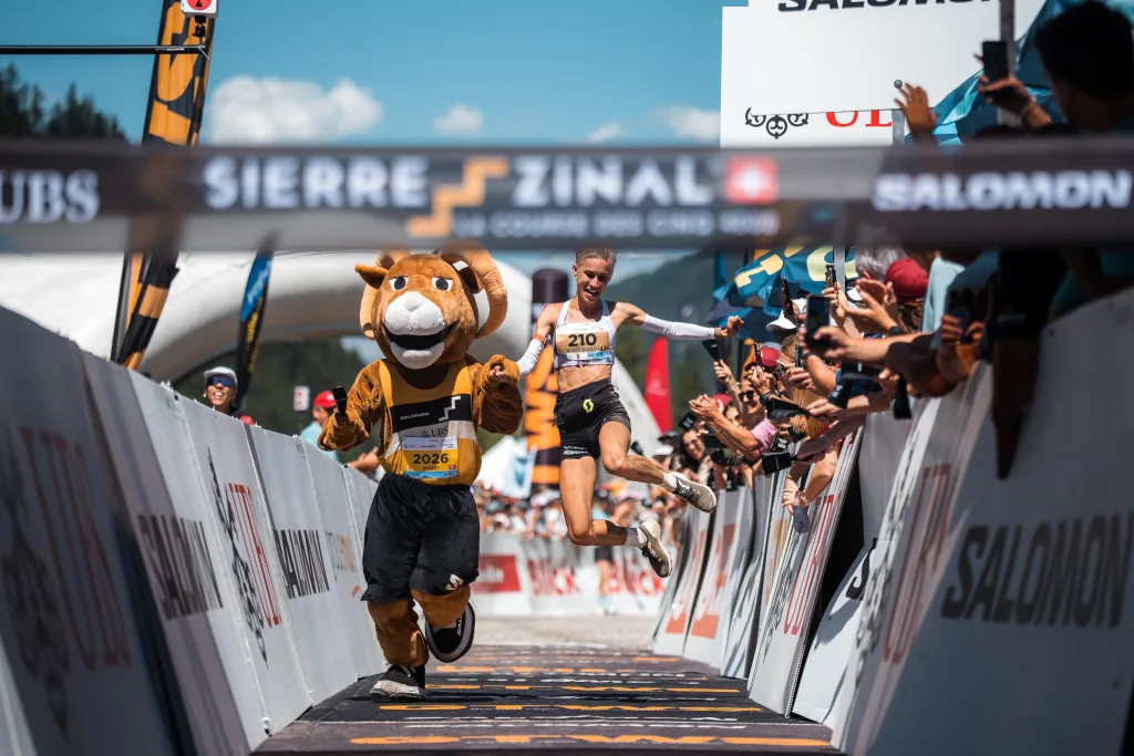 Monica Madalina Florea entra a Zinal para ganar en damas. Foto: Koastal Forest / Golden Trail World Series