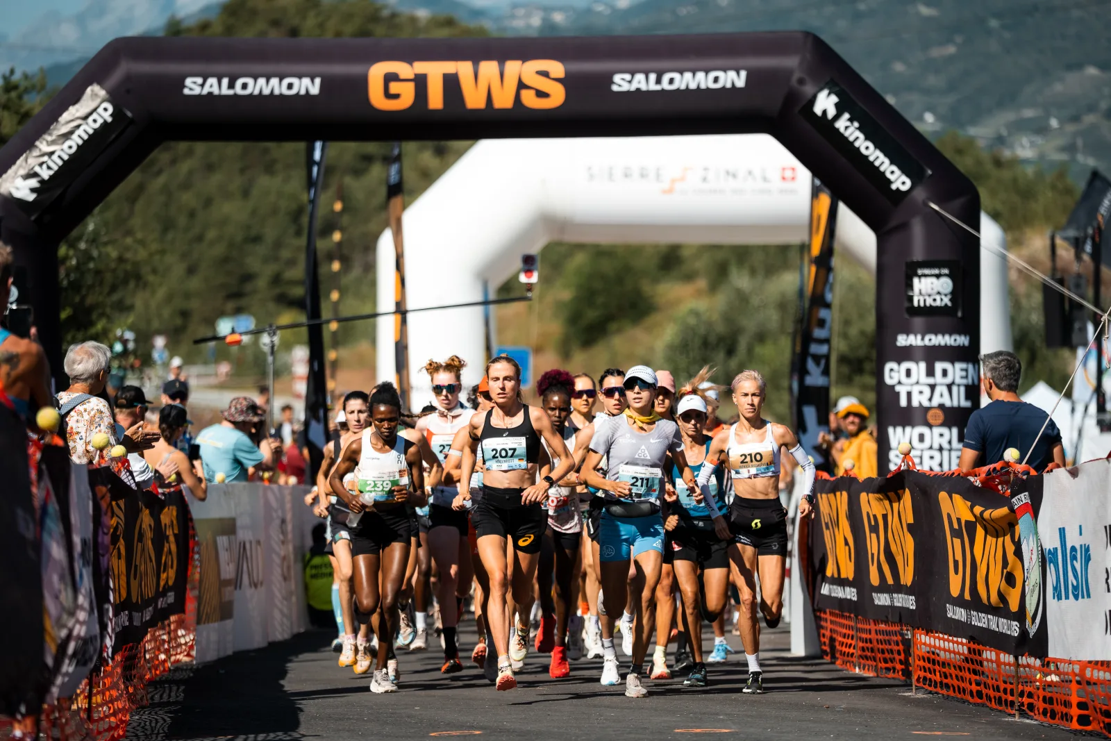 Largada de la carrera femenina de Sierre-Zinal 2026 bajo el arco de las Golden Trail World Series